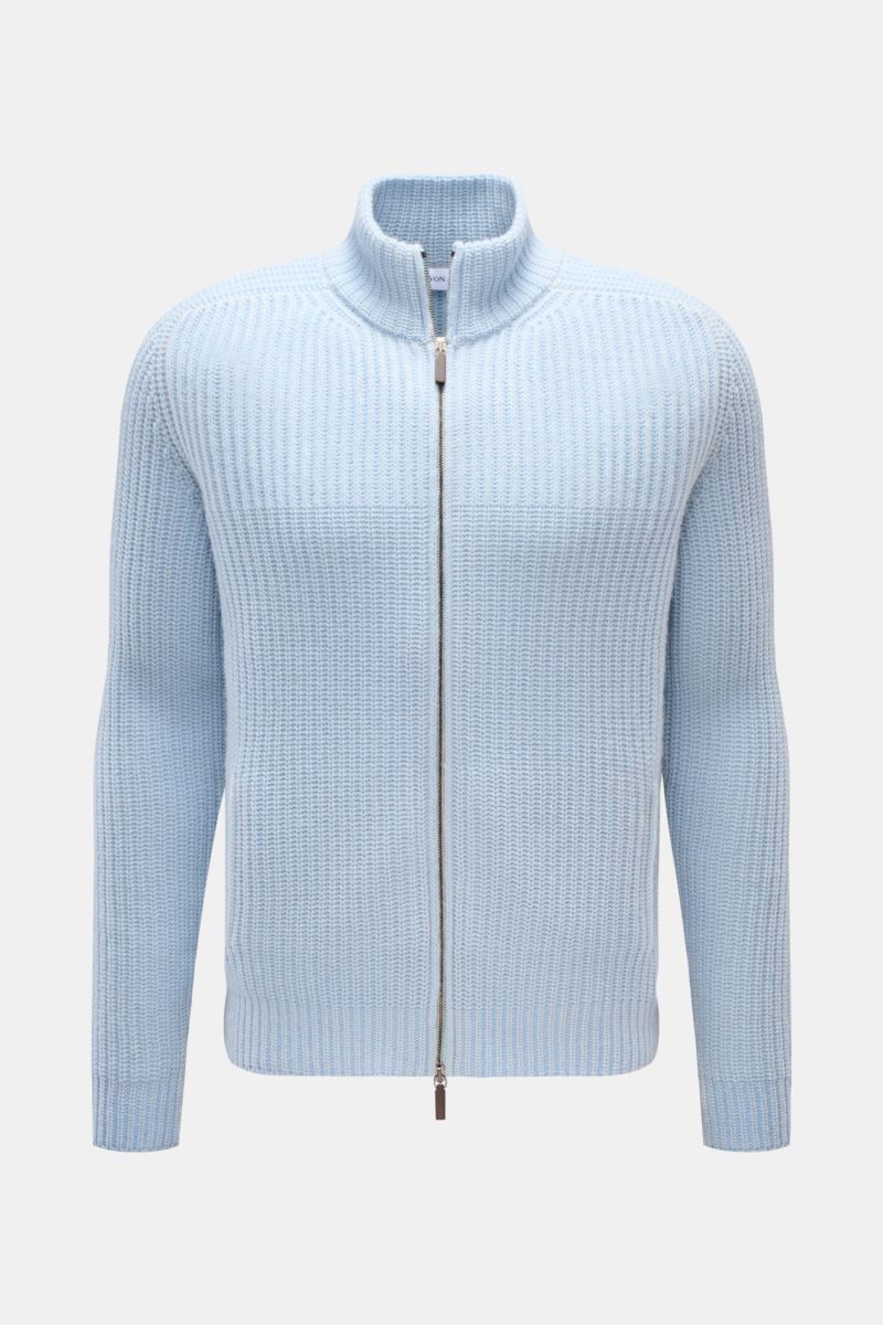 Front view of Iris von Arnim Cashmere Strickjacke 'Avenor' hellblau, a light blue slim fit cardigan with voluminous patent knitting, standing collar, two-way zipper, front pockets, tongue raglan sleeves, and ribbed cuffs. Kompromisslose Strickqualität – m
