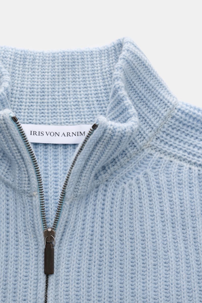 Close-up front view of Iris von Arnim Cashmere Strickjacke 'Avenor' hellblau in voluminous pale blue patent knit with silver zipper and soft texture, showcasing uncompromising knit quality made to last with pure cashmere, slim fit, stand-up collar, practi