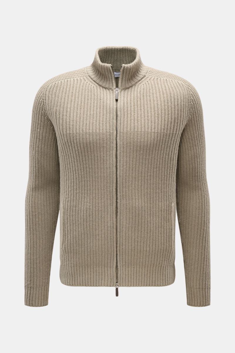 Front view of Iris von Arnim Cashmere Strickjacke 'Avenor' graugrün, a slim fit, grey-green cardigan with voluminous patent knit, standing collar, two-way zipper, front pockets, tongue raglan sleeves, and ribbed cuffs, made from pure soft cashmere.

Ko