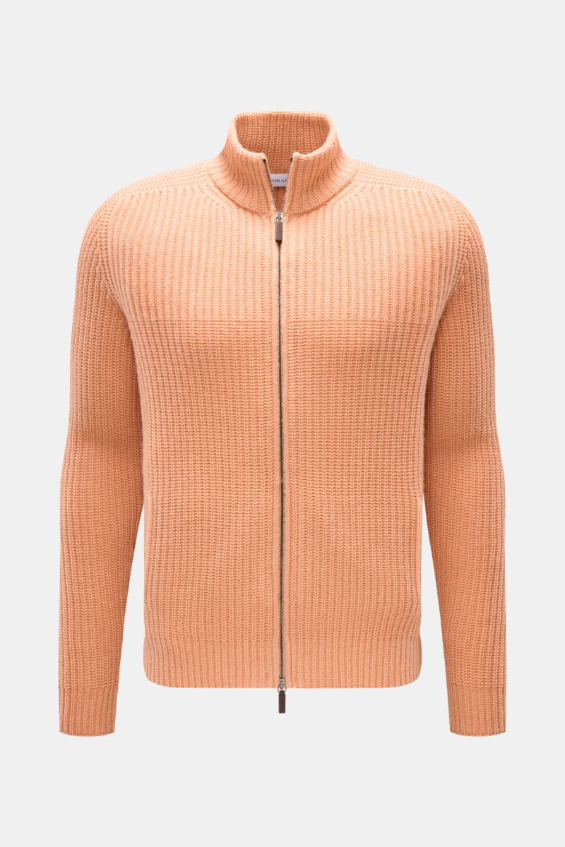 Iris von Arnim Cashmere Strickjacke 'Avenor' apricot shown front view, slim fit with stand collar, zip, rib cuffs, and voluminous patent knit. Kompromisslose Strickqualität – made to last: Die legere Strickjacke 'Avenor' vom renommierten Hamburger Labe