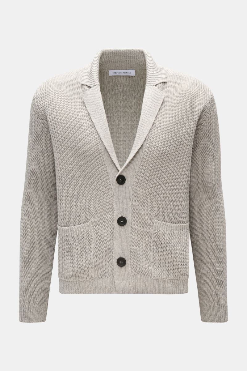 Iris von Arnim Cardigan 'Larion' grau meliert, frontale Nahaufnahme, voluminöser Patentstrick aus Leinen-Baumwoll-Mix, Regular Fit mit drei Knöpfen, reversartiger Rippstrick-Kragen und zwei Fronttaschen.