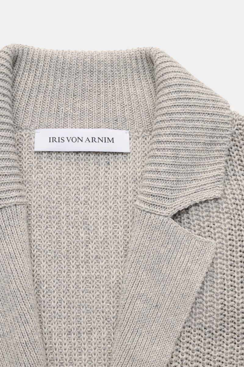 Nahaufnahme des Kragens und Labels des Iris von Arnim Cardigan 'Larion' grau meliert mit voluminösem Patentstrick aus Leinen-Baumwoll-Mix.