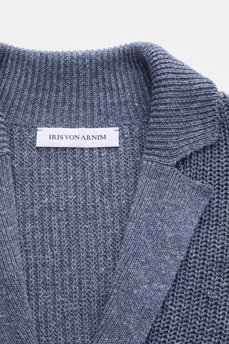 Close-up top view of Iris von Arnim Cardigan 'Larion' smoky blue mottled showing voluminous brioche knit, ribbed collar, and fine linen-cotton blend fabric.

A luxurious knitwear essential: With its voluminous brioche knit in the finest linen-cotton bl