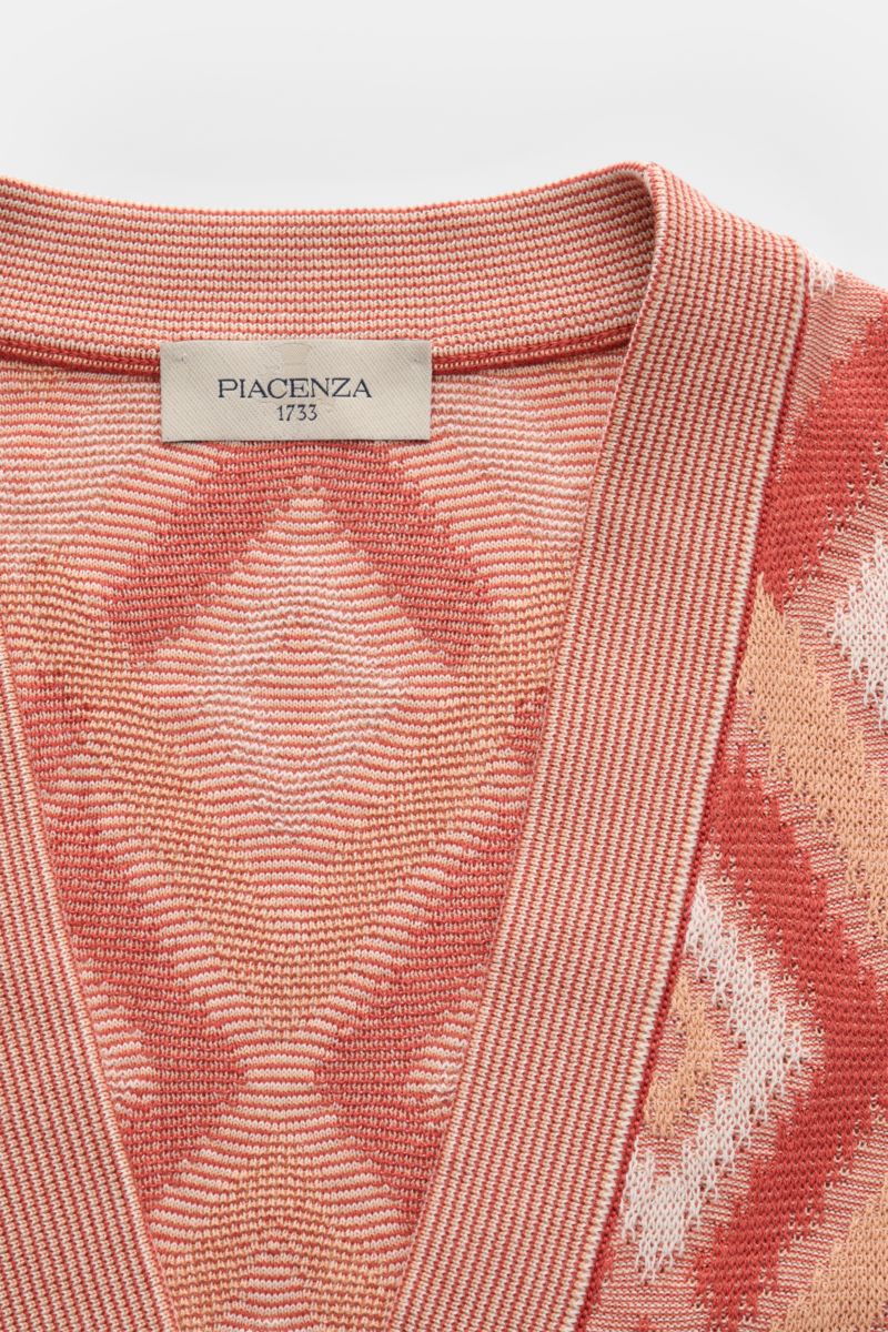 Piacenza 1733 Cardigan rot/apricot/offwhite gemustert, Slim Fit, V-Ausschnitt, Fünf-Knopf-Leiste, luftiges Strickbild, Nahaufnahme von oben.