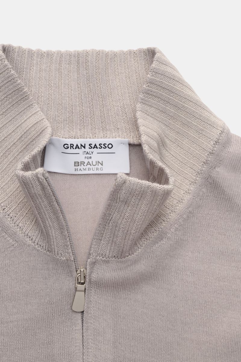 Gran Sasso Cardigan light grey mottled shown from a close-up front perspective, highlighting the standing collar, two-way zip, and fine knit craftsmanship in pure virgin wool. Fine Italian knitwear: This cardigan by GRAN SASSO in pure virgin wool has a cl