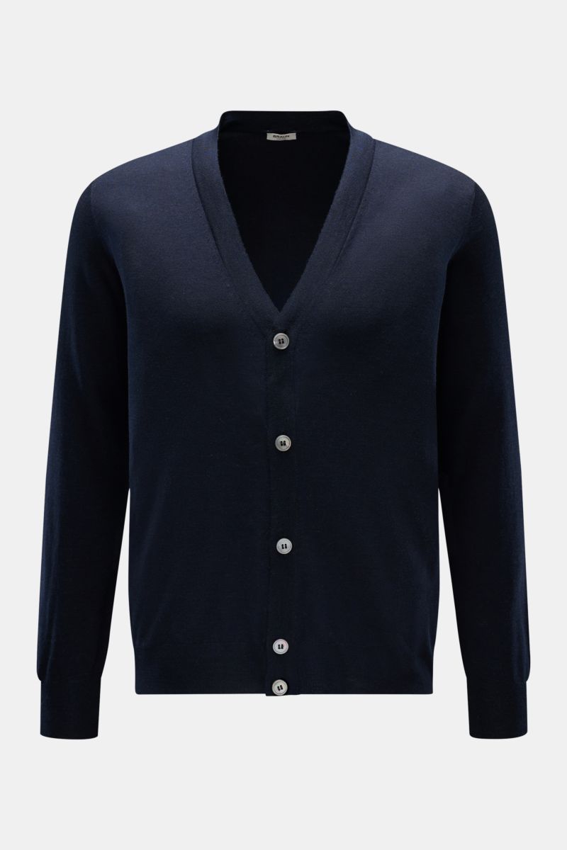 BRAUN Hamburg Cardigan navy in Slim Fit, von vorne fotografiert, aus Schurwolle, Cashmere und Seide, V-Ausschnitt, Fünf-Knopf-Leiste, weiche Haptik.