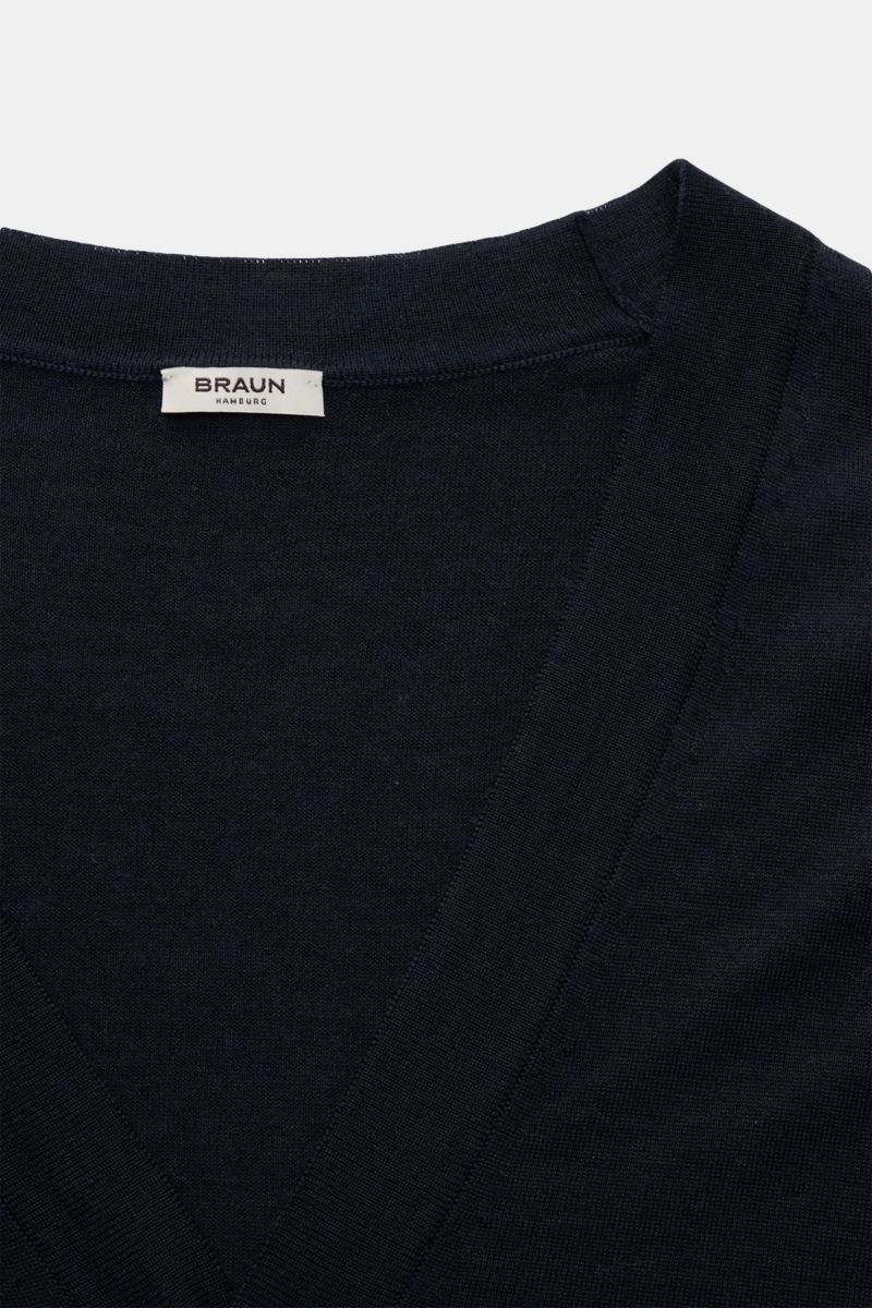 Nahaufnahme des BRAUN Hamburg Cardigan navy aus feinem Strick mit V-Ausschnitt, fünf Knöpfen, weicher Haptik durch Schurwolle, Cashmere und Seide.