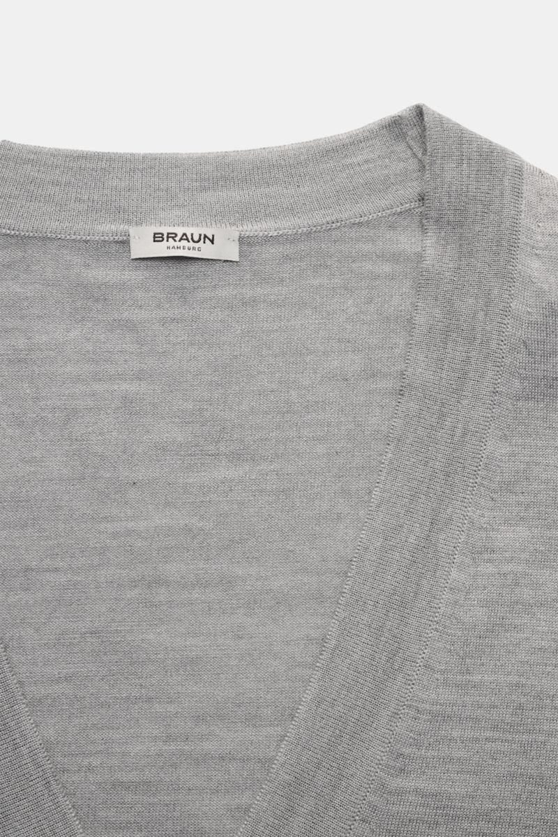 BRAUN Hamburg Cardigan grau meliert, Detailaufnahme von oben, V-Ausschnitt, superfeines Strickbild, weiche Materialmischung aus Schurwolle, Cashmere und Seide.