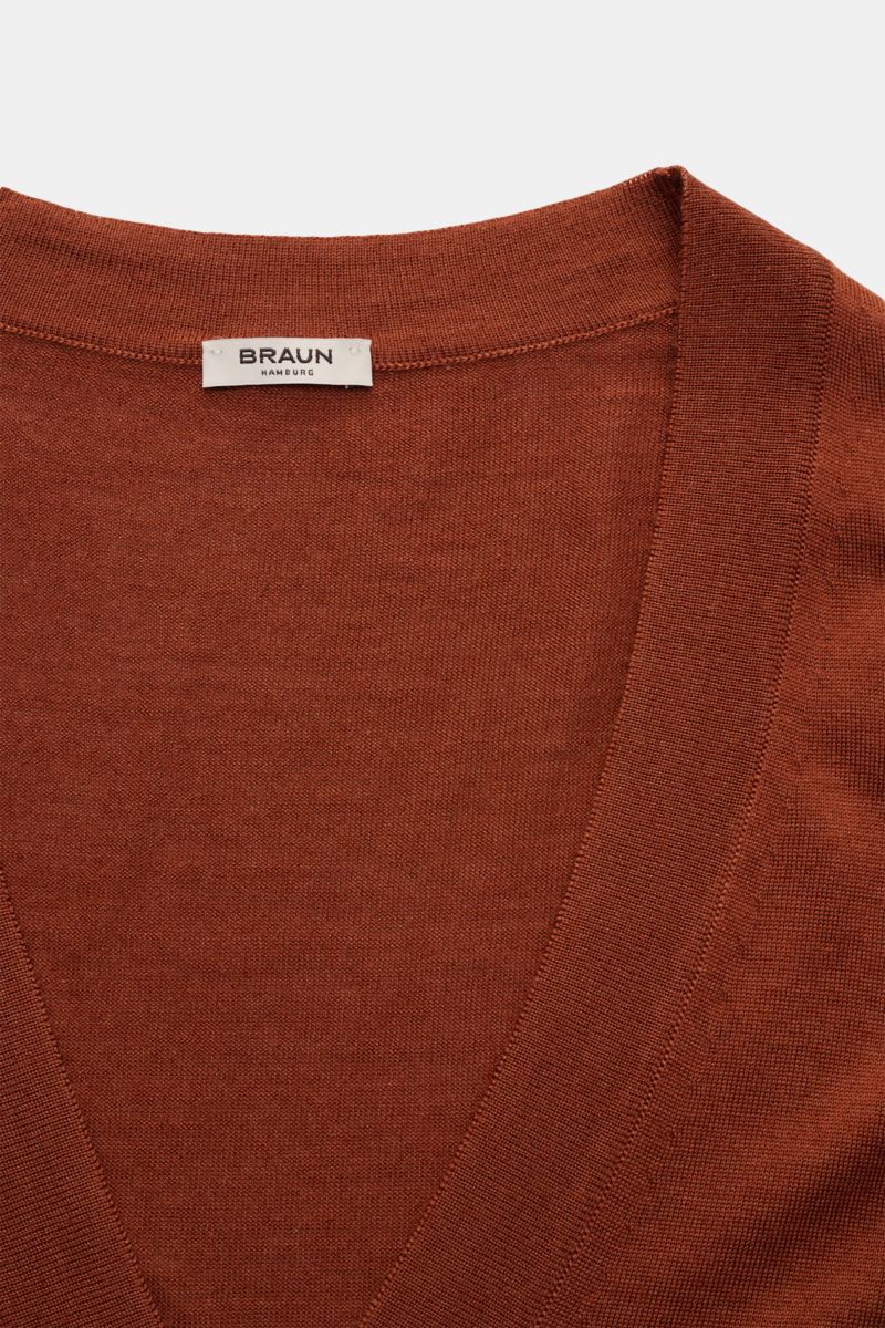 BRAUN Hamburg Cardigan rostbraun, Slim Fit, V-Ausschnitt, feiner Strick, weiche Haptik dank Schurwolle, Cashmere, Seide, Nahaufnahme von oben.