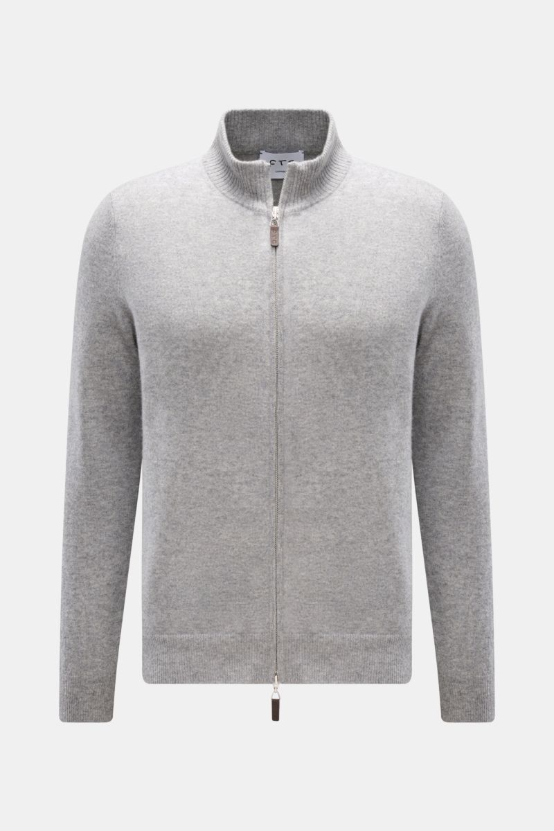 FTC Cashmere Strickjacke grau meliert, frontal fotografiert, Slim Fit mit verdecktem Zwei-Wege-Reißverschluss, geripptem Stehkragen, Leder-Logo am Zipper, aus reiner Fair-Trade-Cashmere, OEKO-TEX® zertifiziert, sehr weich und fein gestrickt.