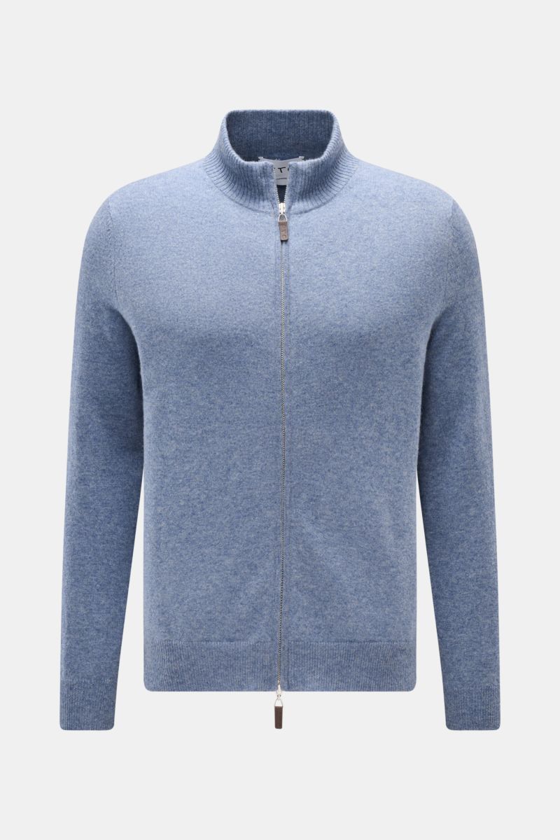 FTC Cashmere Strickjacke rauchblau meliert, Frontansicht, Slim Fit, Fair-Trade-Cashmere, OEKO-TEX®, feines Strickbild, weicher Griff, Stehkragen, Zwei-Wege-Reißverschluss mit Leder-Logo, flexible Rippbündchen.