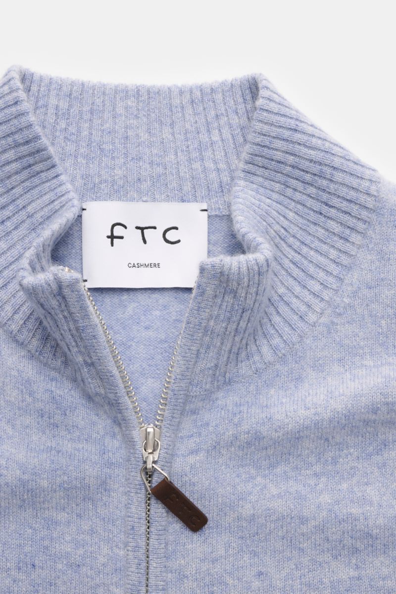 FTC Cashmere Strickjacke hellblau meliert, Nahaufnahme von oben auf gerippten Stehkragen, verdecktem Zwei-Wege-Reißverschluss mit Leder-Logo-Zipper, feines Strickbild, Slim Fit, Fair-Trade-Cashmere, OEKO-TEX® zertifiziert, sehr weich, flexible Rippbündche