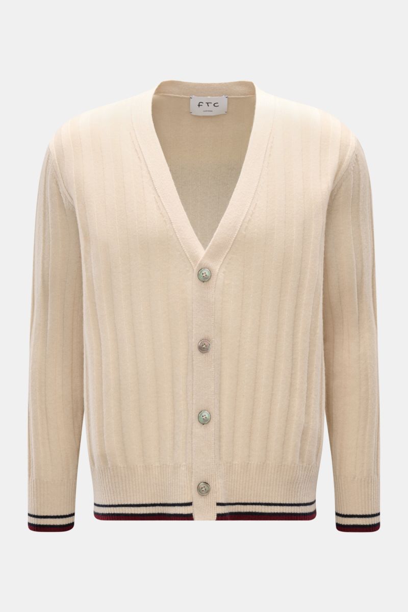 FTC Cashmere Cardigan beige, frontal fotografiert, aus purem Fair-Trade-Cashmere mit breitem Rippstrick, V-Ausschnitt, Vier-Knopf-Leiste, kontrastfarbene Streifen, weicher Griff, Regular Fit, komfortable Rippbündchen.