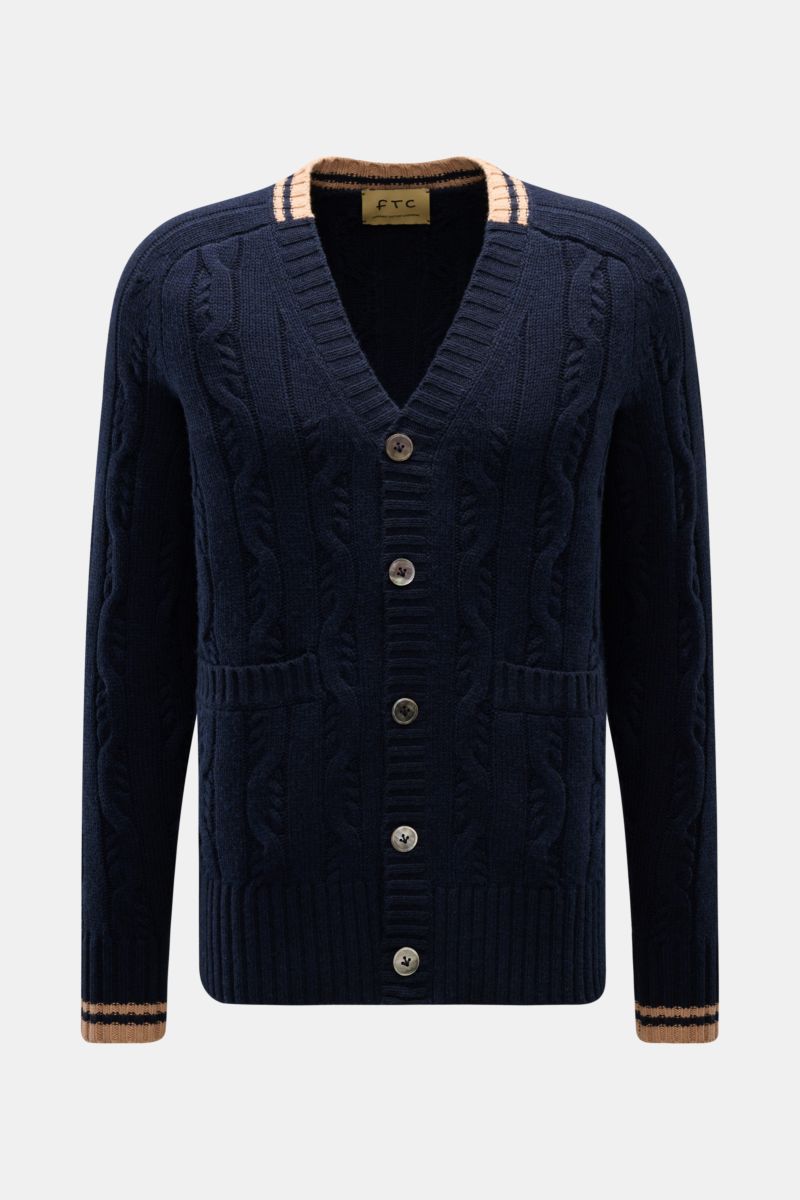 FTC Cardigan navy, frontal fotografiert, Slim Fit, V-Ausschnitt, Zopfstrick, Knopfleiste, Leistentaschen, breite Rippbündchen, Bio-Baumwolle & Fair-Trade-Cashmere.