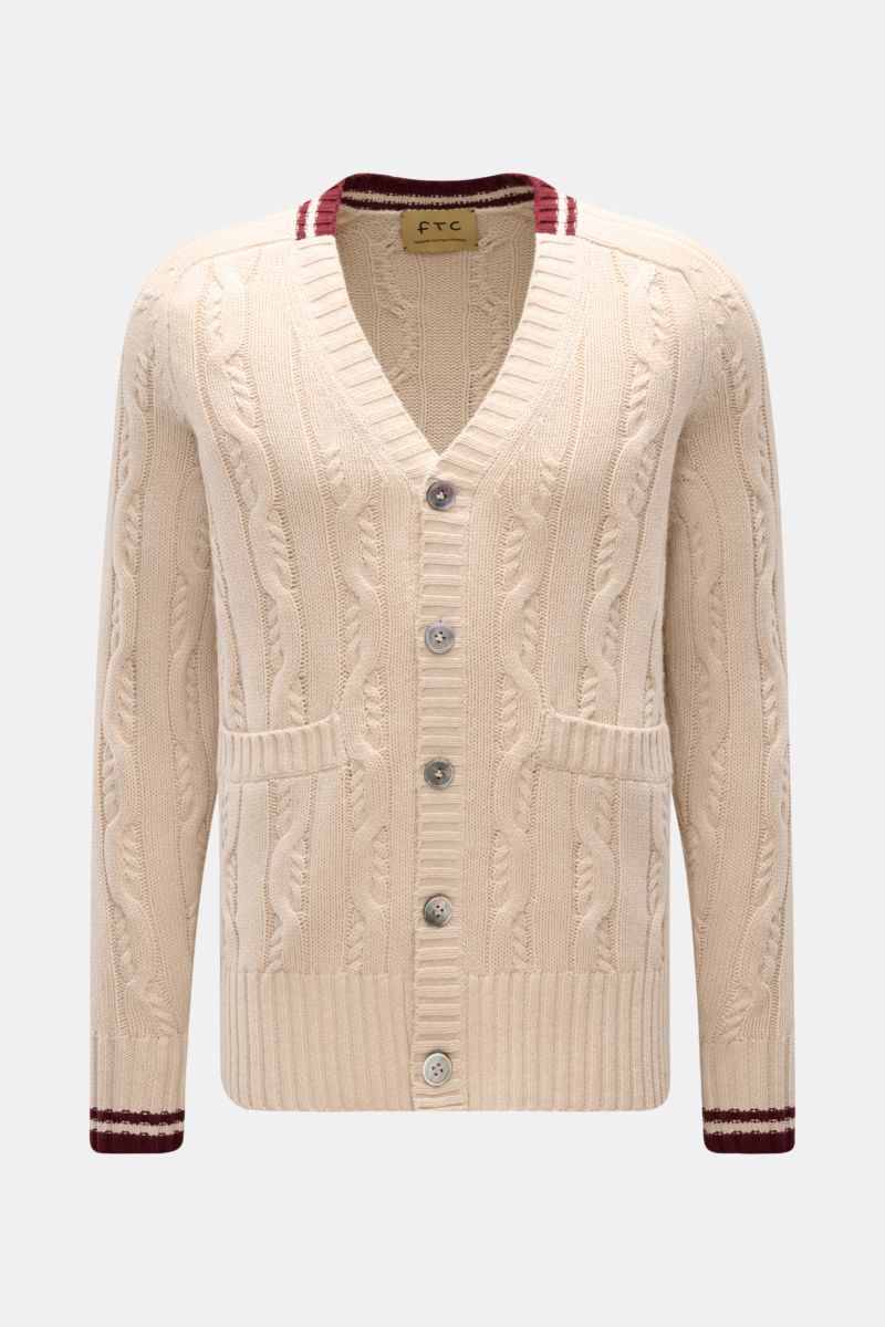 FTC Cardigan beige, frontal fotografiert, aus Bio-Baumwolle und Cashmere, Zopfstrick, V-Ausschnitt, Knopfleiste, Leistentaschen, slim fit, Rippbündchen.