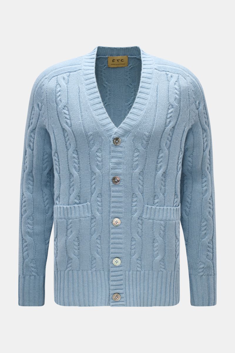 FTC Cardigan hellblau, frontal fotografiert, aus weichem Bio-Baumwolle-Cashmere-Mix mit Zopfstrick, V-Ausschnitt, Knopfleiste, Leistentaschen.