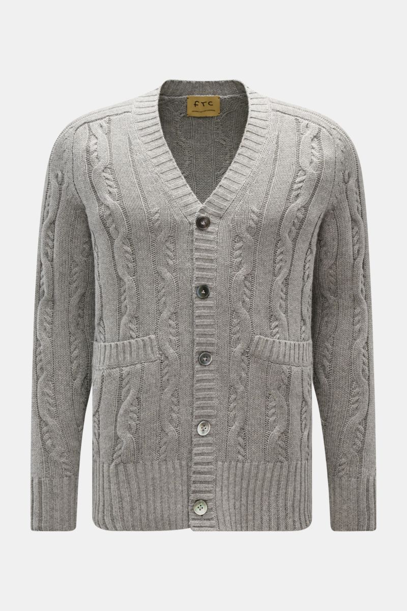 Frontale Nahaufnahme des FTC Cardigan grau meliert mit V-Ausschnitt, Zopfstrick-Design, Knopfleiste, Leistentaschen, Slim Fit aus Bio-Baumwolle und Fair-Trade-Cashmere.