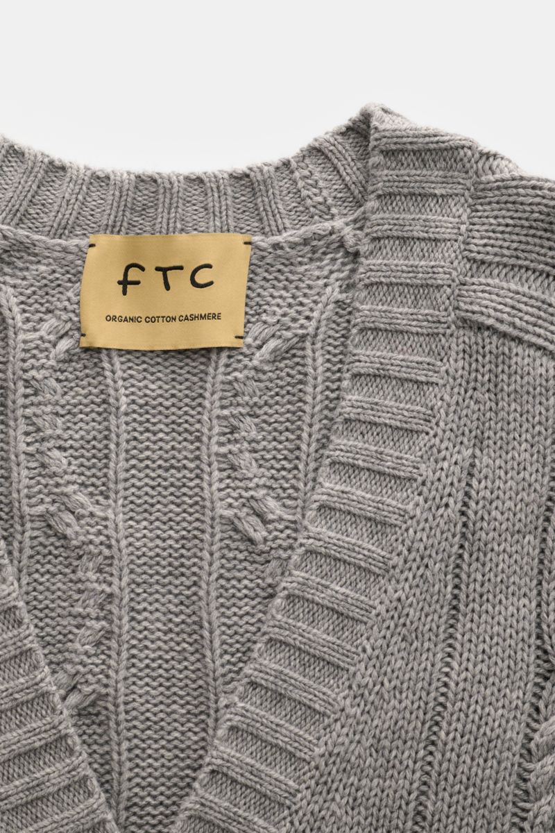 Nahaufnahme des FTC Cardigan grau meliert aus Bio-Baumwolle und Fair-Trade-Cashmere, Zopfstrick-Design, V-Ausschnitt, Rippbündchen.