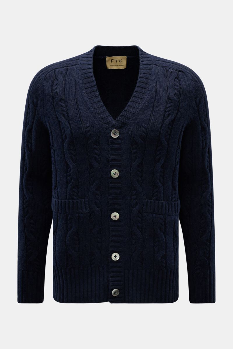 FTC Cardigan navy, frontal fotografiert, Slim Fit V-Ausschnitt, Zopfstrick, Knopfleiste, Leistentaschen, Rippbündchen, weicher Bio-Baumwolle-Cashmere-Mix.