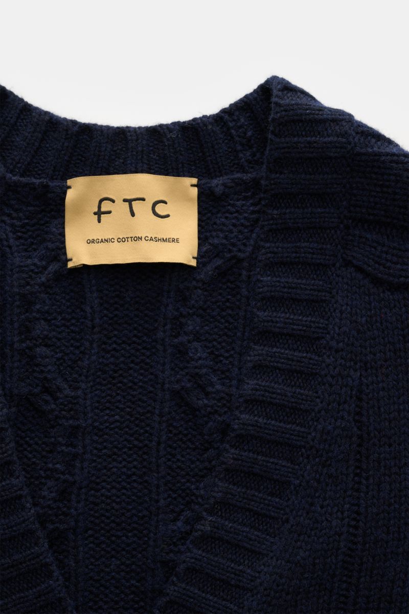 Nahaufnahme des FTC Cardigan navy mit Zopfstrick-Design, V-Ausschnitt, Knopfleiste und weichem Bio-Baumwolle-Cashmere-Mix.