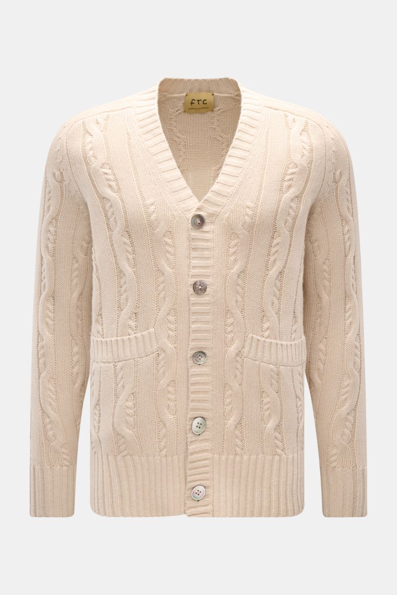 FTC Cardigan beige aus Bio-Baumwolle und Fair-Trade-Cashmere, V-Ausschnitt, Zopfstrick, Knopfleiste, Leistentaschen, slim fit, frontal fotografiert.