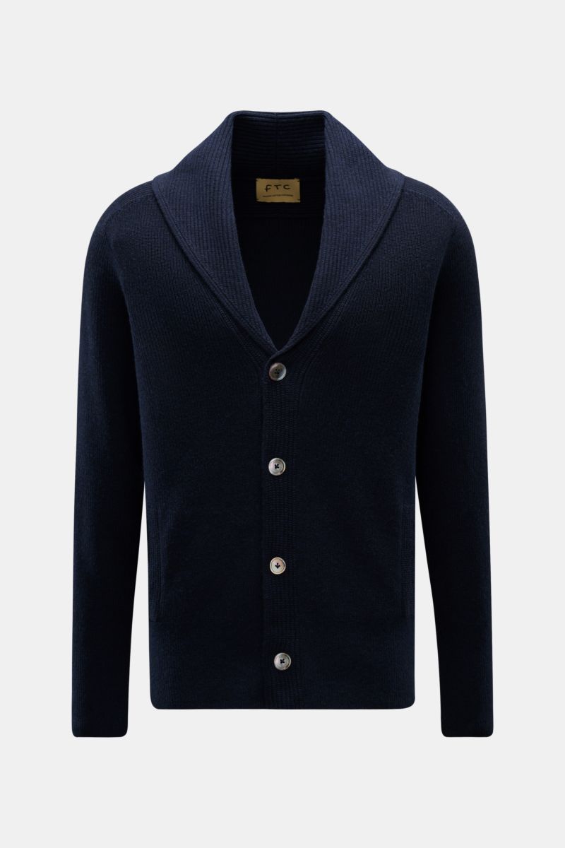 FTC Cardigan navy in Frontansicht, mittelfeines Strickbild, Schalkragen, V-Ausschnitt, vier Knöpfe, Leistentaschen, Baumwolle und Fair-Trade-Cashmere.