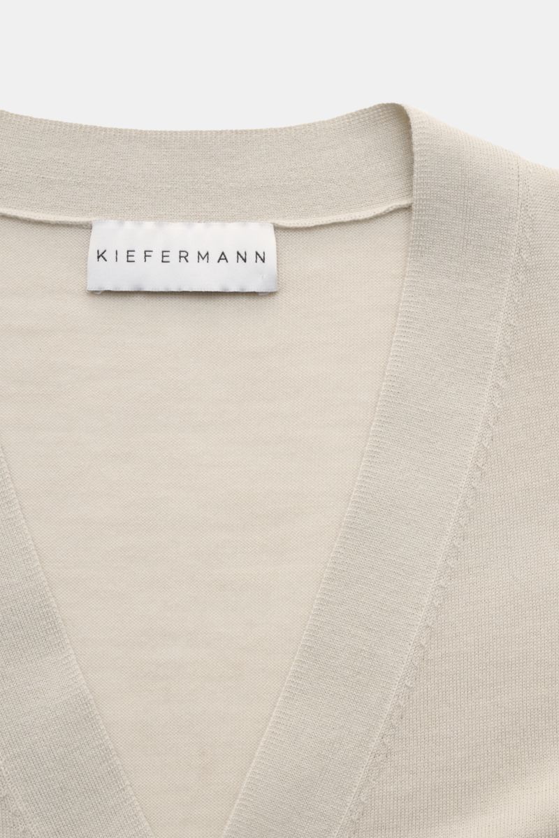 Kiefermann Merino Cardigan 'Tadeusz' sand, Nahaufnahme von oben, feines Strickbild, reine Merinowolle, soft, Slim Fit, sechs Knöpfe, flexible Rippbündchen
