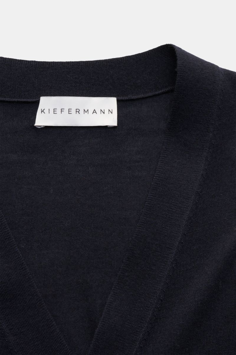 Nahaufnahme von Kiefermann Merino Cardigan 'Tadeusz' dark navy, slim fit, feines Strickbild, sechs-Knopf-Leiste, flexible Rippbündchen, reine Merinowolle.
