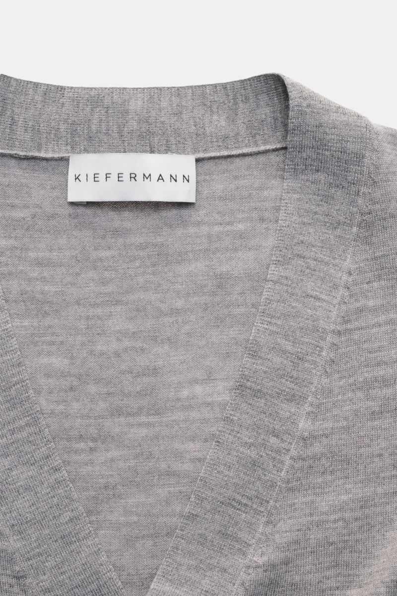 Kiefermann Merino Cardigan 'Tadeusz' grau meliert, Slim Fit, feines Strickbild, weiche Merinowolle, Six-Knopf-Leiste, flexible Rippbündchen, Draufsicht.