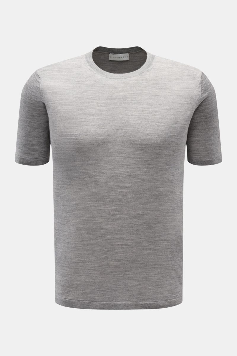 Front view of the Kiefermann Merino Kurzarmpullover 'Georgs' grau meliert, a slim fit short-sleeve pullover in light grey with a round neckline. Vielseitiger Styling-Partner: Ob für Layering-Looks oder minimalistische Sommeroutfits, der Kurzarmpullover vo