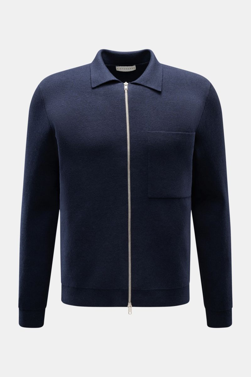 Kiefermann Strickjacke 'Rubern' navy, Slim Fit mit Umlegekragen, Zwei-Wege-Reißverschluss, Brusttasche, Rippbündchen, feines Strickbild, frontal fotografiert.