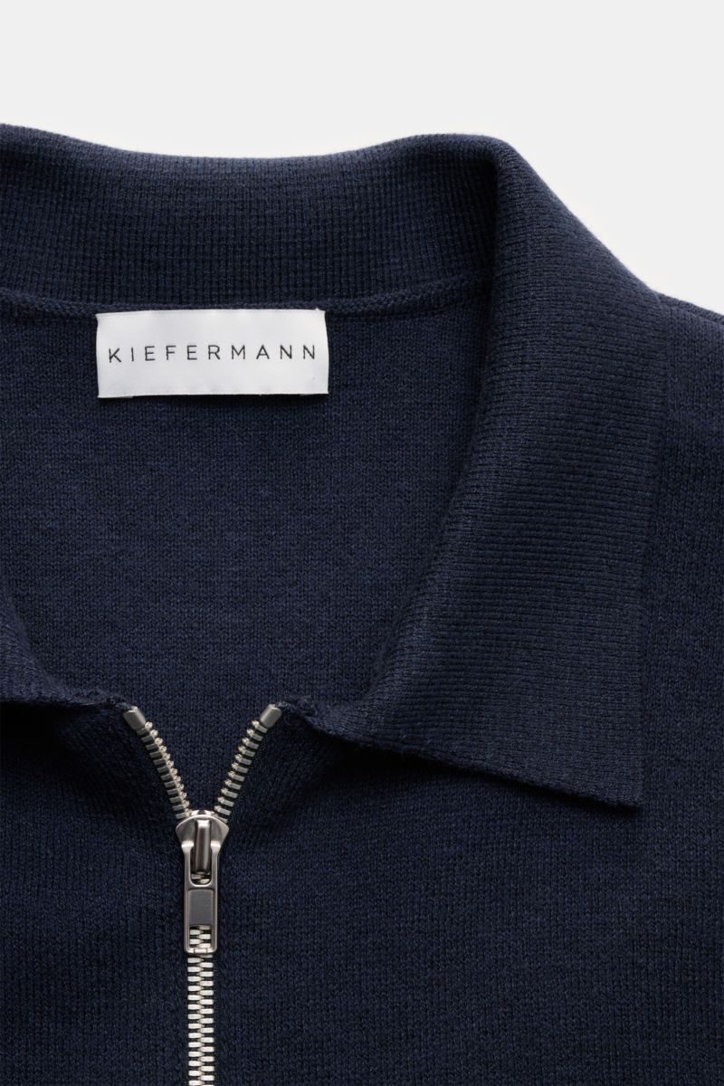 Nahaufnahme der Kiefermann Strickjacke 'Rubern' navy mit Umlegekragen, feinem Strickbild und zwei-Wege-Reißverschluss aus Baumwoll-, Woll- und Microfaser-Mix.