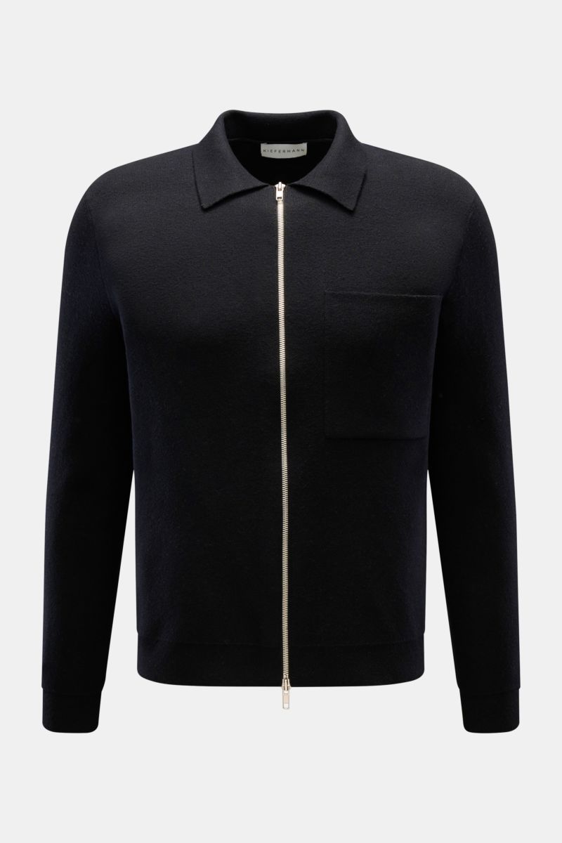 Kiefermann Strickjacke 'Rubern' schwarz, frontal fotografiert mit Umlegekragen, Zwei-Wege-Reißverschluss, Brusttasche, Slim Fit, weichem Baumwoll-Woll-Mix.