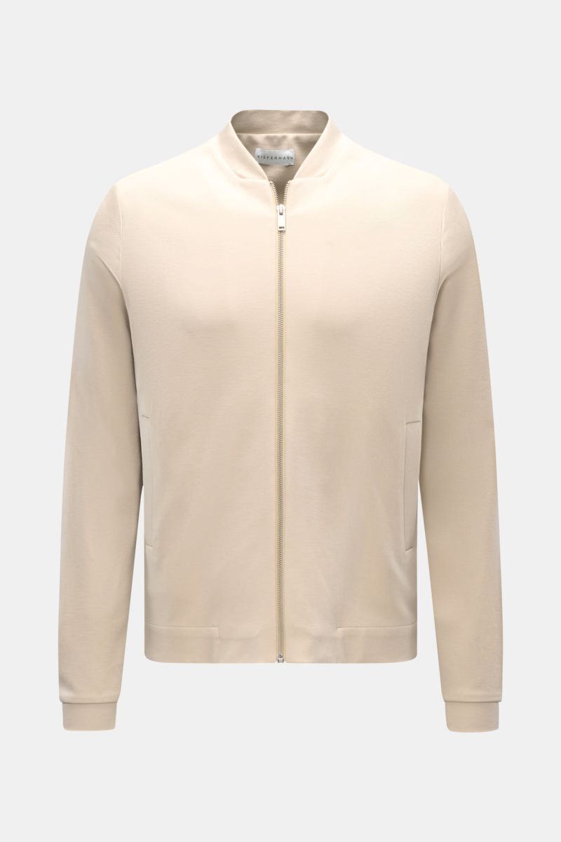 Frontansicht der Kiefermann Strickjacke 'Hunfrid' creme, Slim Fit, weicher Jersey mit Blouson-Kragen, paspelierte Fronttaschen, modernes Layering-Essential.