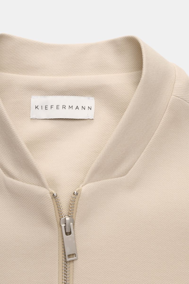 Kiefermann Strickjacke 'Hunfrid' creme im Slim Fit, weicher Viskose-Jersey, Blouson-Kragen, Reißverschluss, Detailaufnahme von oben.