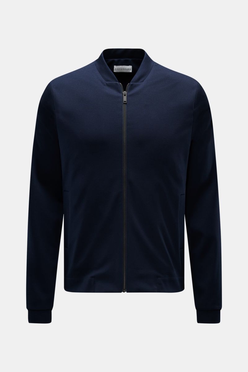 Kiefermann Strickjacke 'Hunfrid' navy im Slim Fit, Blouson-Kragen, paspelierte Fronttaschen, weicher Jersey aus Viskose-Microfaser, frontal fotografiert.