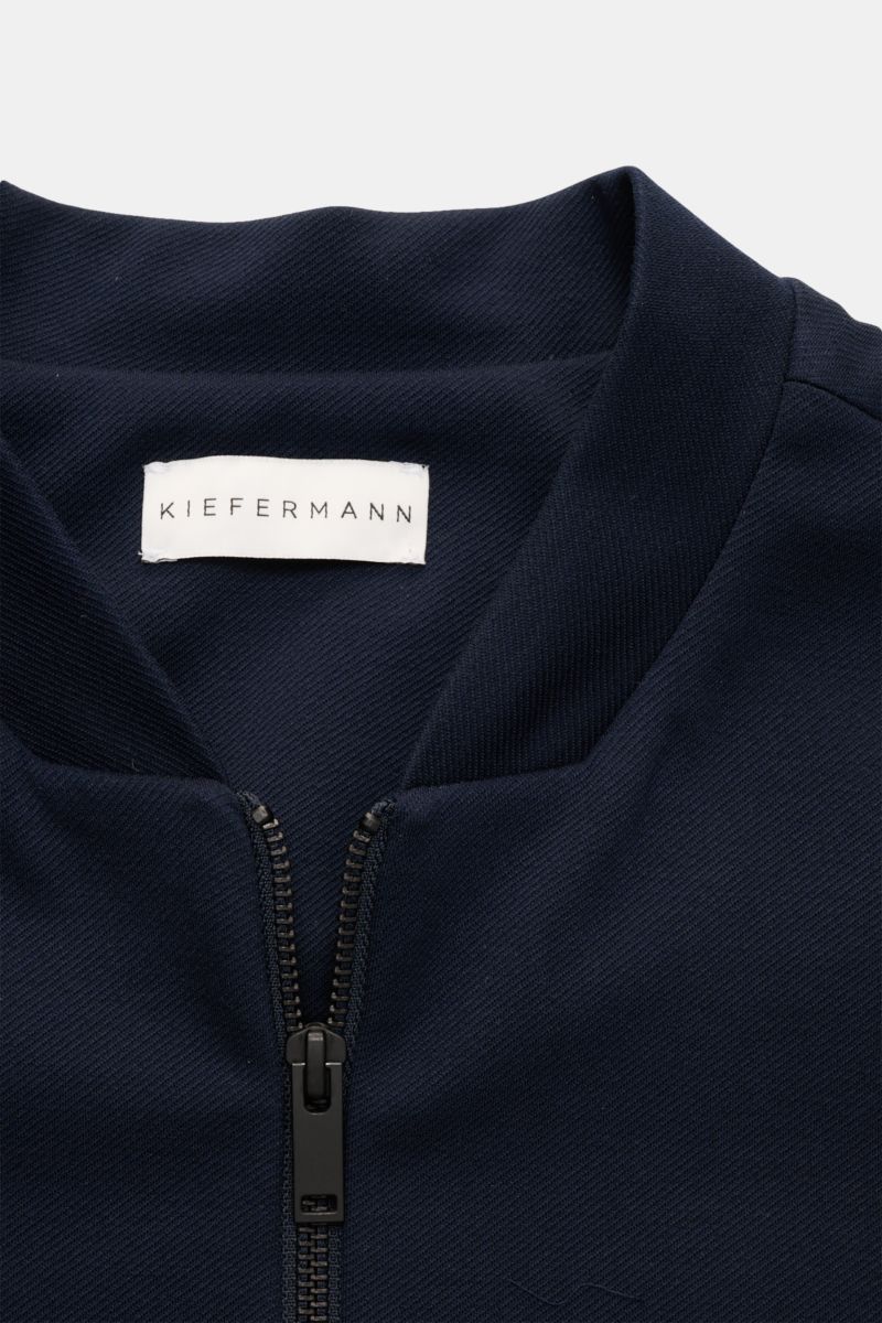 Nahaufnahme der Kiefermann Strickjacke 'Hunfrid' navy im Blouson-Stil, Slim Fit, weicher Jersey mit Reißverschluss und Kragen, frontal fotografiert.