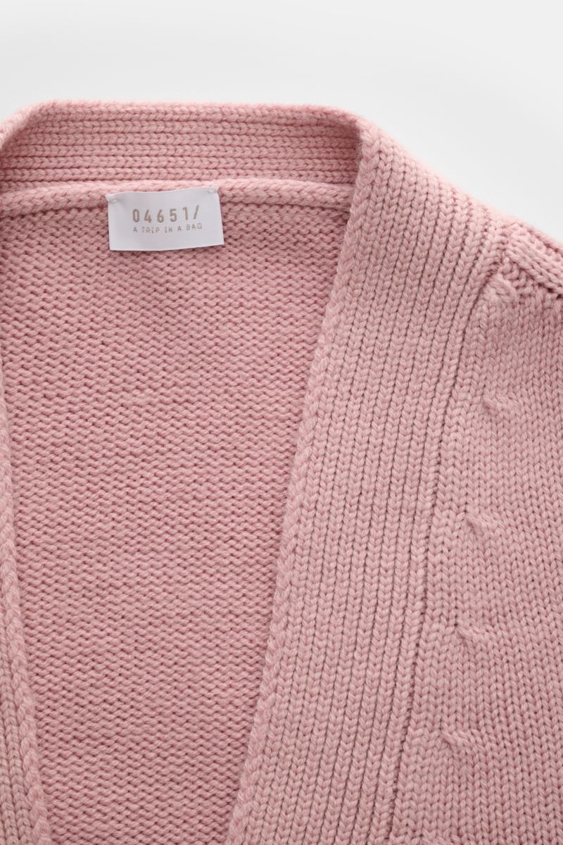Nahaufnahme von 04651/ A trip in a bag Cardigan 'Foggy' altrosa, stückgefärbter Wollcardigan mit V-Ausschnitt und feinem Strickmuster.
