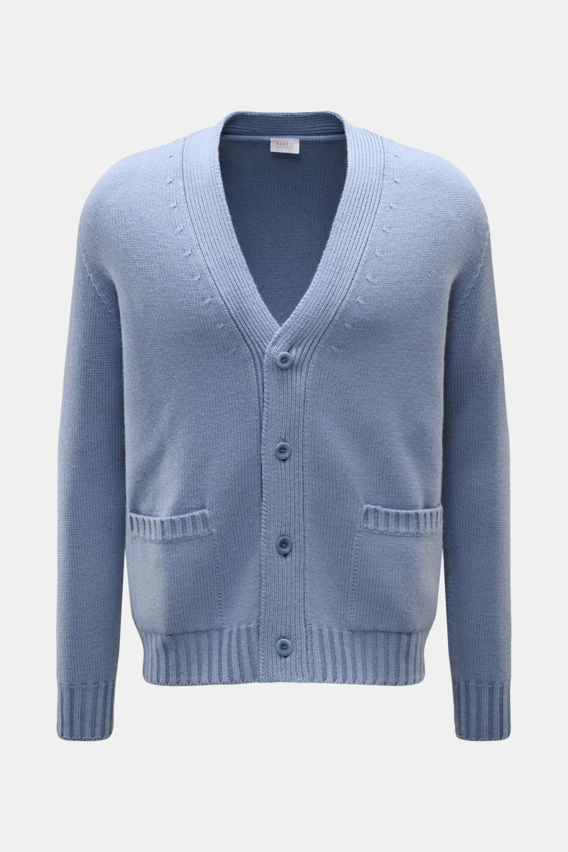 Vorderansicht des 04651/ A trip in a bag Cardigan 'Foggy' rauchblau aus reiner Wolle mit V-Ausschnitt, vier Knöpfen, Taschen und Rippbündchen.