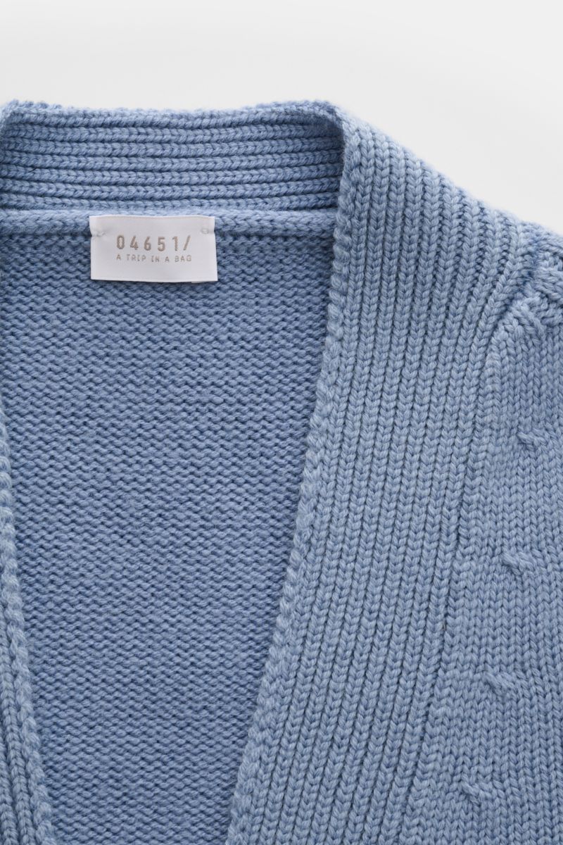 Nahaufnahme des 04651/ A trip in a bag Cardigan 'Foggy' rauchblau, stückgefärbt, reine Wolle mit V-Ausschnitt und mittlerem Strickbild.