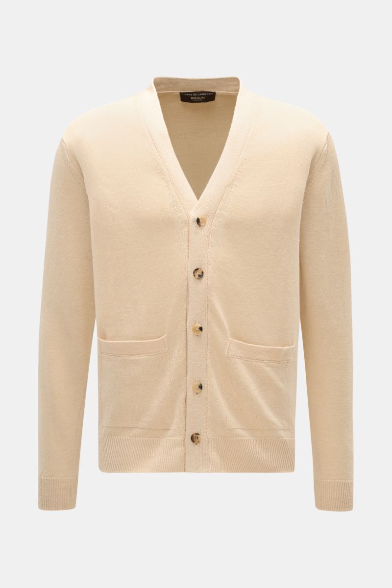 Front view of the Filippo de Laurentiis Cardigan sand in a light linen-cotton mix, featuring soft texture, fine knit, regular fit, five-button placket, patch hip pockets, and comfortable ribbed cuffs. Stylisch ohne viel Aufwand: Mit seinem leichten Materi