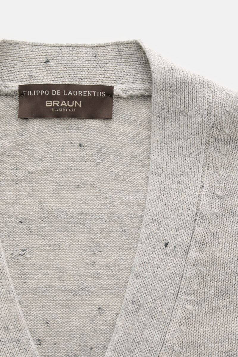 Close-up front view of the Filippo de Laurentiis Cardigan grau meliert showing the neckline, label, and fine knit texture. Stylisch ohne viel Aufwand: Mit seinem leichten Materialmix aus Leinen und Baumwolle wird der Cardigan von FILIPPO DE LAURENTIIS zum