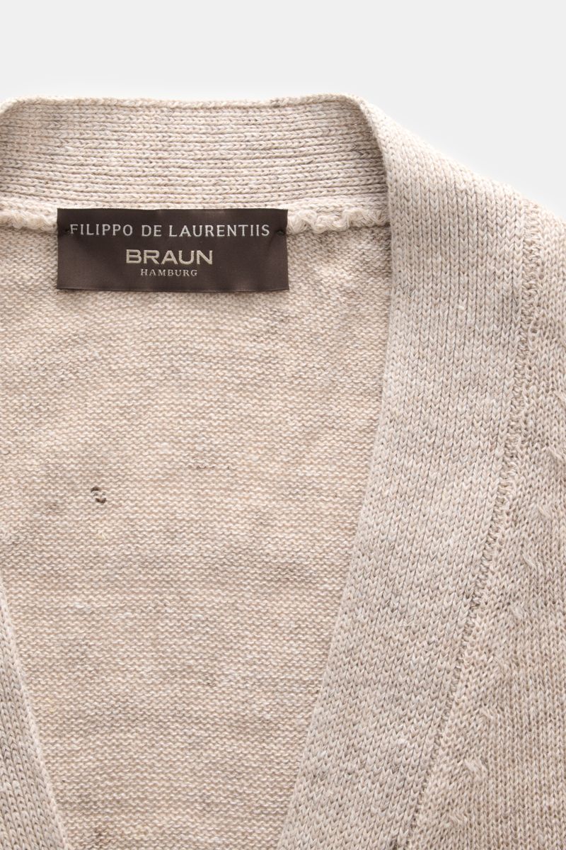 Close-up front view of the Filippo de Laurentiis Cardigan beige meliert showing the label and fine knit texture. Stylisch ohne viel Aufwand: Mit seinem leichten Materialmix aus Leinen und Baumwolle wird der Cardigan von FILIPPO DE LAURENTIIS zum edlen Lay