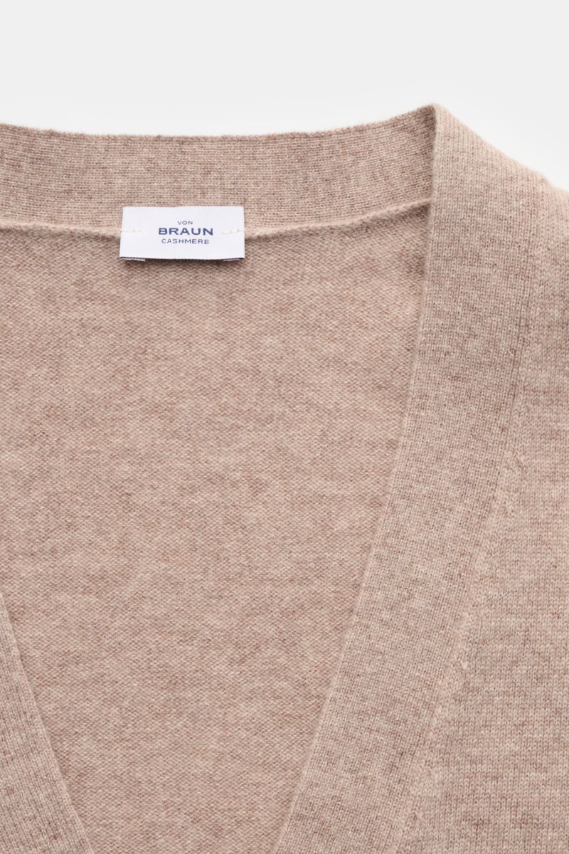von Braun Cashmere Cardigan beige aus reinem mongolischem Cashmere, Slim Fit, feines Strickbild, weicher Griff, Fünf-Knopf-Leiste, elastische Rippbündchen, Detailansicht von oben