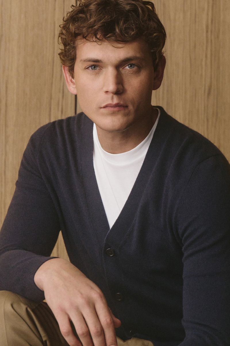 Front view of a man wearing the von Braun Cashmere cardigan navy, a slim fit, fine knit, five-button placket cardigan with elasticated ribbed bands over a white shirt.  

Description:  
A basic for the transitional season in Mongolian cashmere: This VO