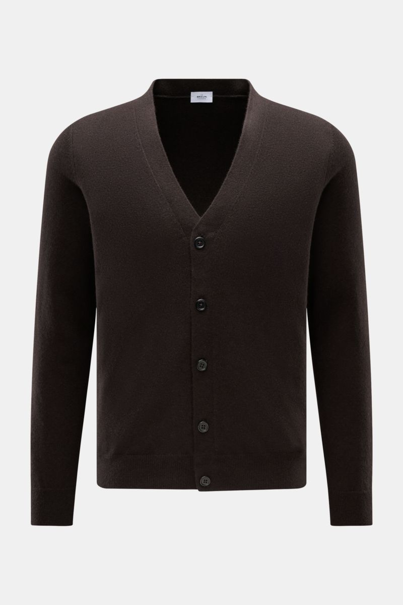 Von vorne fotografierter von Braun Cashmere Cardigan dunkelbraun, Slim Fit, aus weichem mongolischem Cashmere mit feinem Strickbild, Fünf-Knopf-Leiste und elastischen Rippbündchen. Basic für die Übergangszeit und Office-Garderobe.