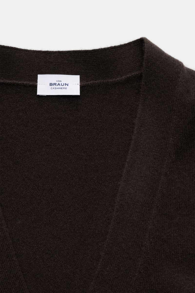 von Braun Cashmere Cardigan dunkelbraun, nah aufgenommen von oben, Slim Fit mit weichem Griff, feinem Strickbild, 5-Knopf-Leiste, elastische Rippbündchen, reiner mongolischer Cashmere, Basic für Übergangszeit und Office-Garderobe.