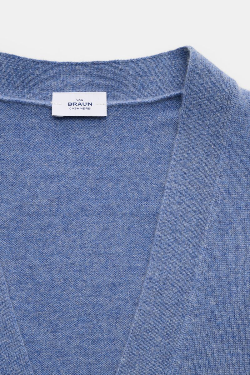 von Braun Cashmere Cardigan blau meliert, Nahaufnahme von oben auf V-Ausschnitt und Label, reiner Cashmere, soft, Slim Fit, feines Strickbild, elastische Bündchen, Fünf-Knopf-Leiste, ideal fürs Office und Layering.