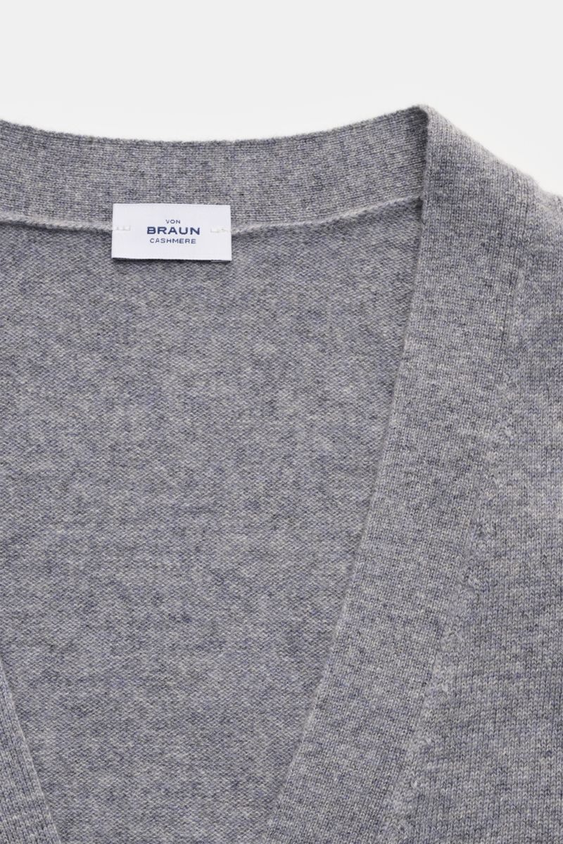 von Braun Cashmere Cardigan grau meliert in Nahaufnahme von oben, reiner Cashmere, weicher Griff, feines Strickbild, Slim Fit, Fünf-Knopf-Leiste, elastische Rippbündchen, Basic für die Übergangszeit.