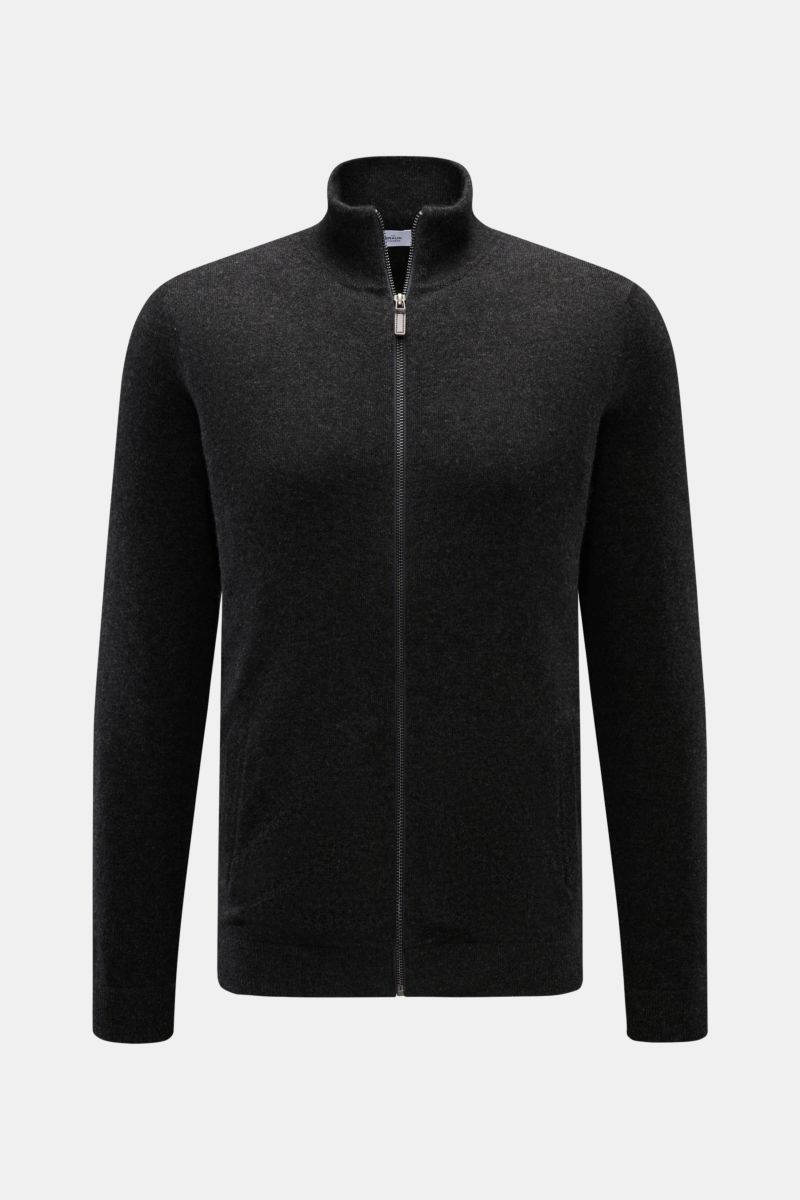 Front view of the von Braun Cashmere cardigan dark grey melange, a slim fit, fine knit zip-up with standing collar and slanted hip pockets. 

A luxurious basic for cold days: This VON BRAUN cardigan in Mongolian cashmere is an elegant layering piece for